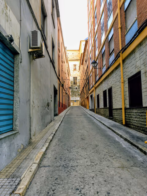 a narrow alleyway between tall buildings